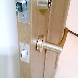 ドアノブを使いやすいドアレバーへ交換